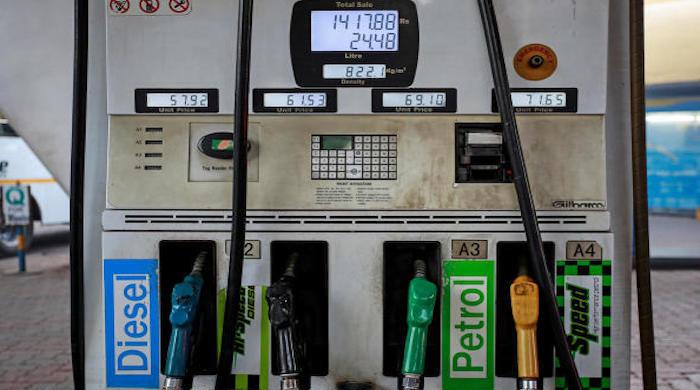 Govt likely to impose Rs2.50 per litre carbon levy on POL products