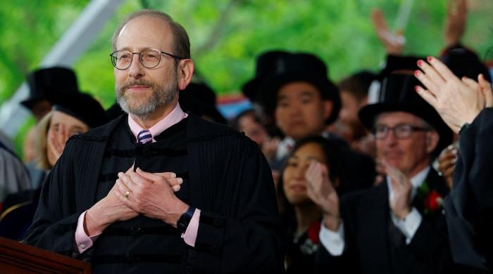 Harvard president receives minute-long standing ovation as he welcomes int’l students