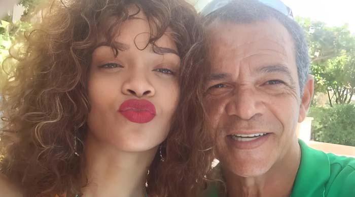 Pregnant Rihanna’s dad passes away