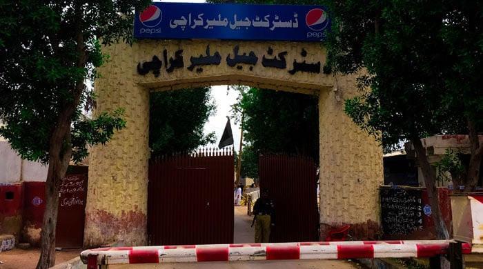Police continue manhunt after over 200 inmates escape Karachi prison