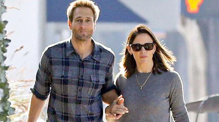 Jennifer Garner locks lips with boyfriend John Miller in rare outing